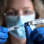 Czy szczepionki na covid-19 mogą powodować skutki uboczne u osób stosujących wypełniacze skórne?