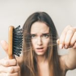 Co może być przyczyną wypadania włosów?