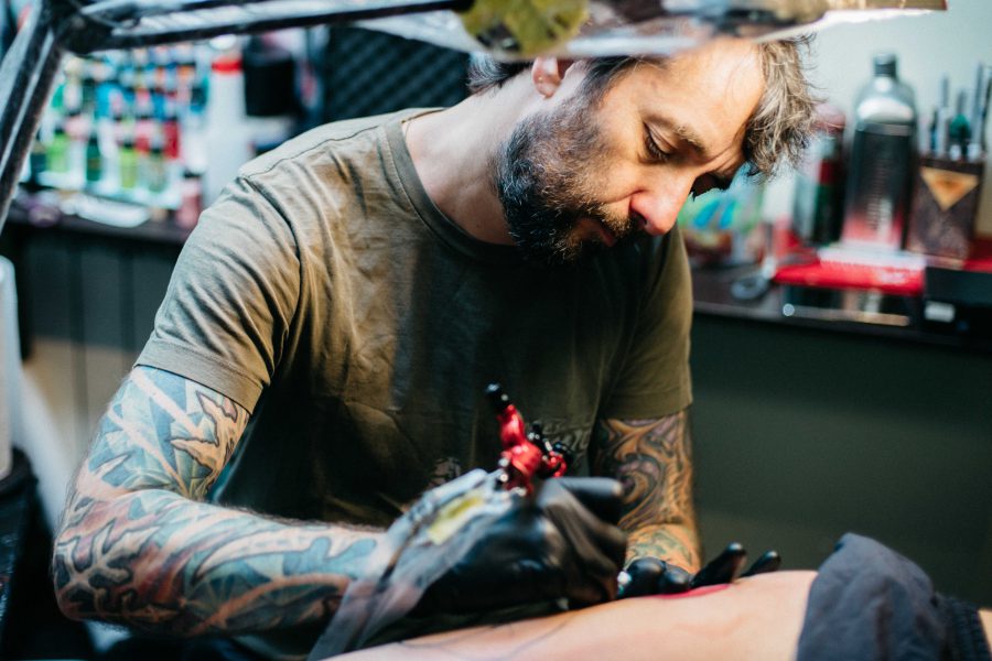 Czarny tatuaż uszkodził gałkę oczną – tatuażysta usłyszał wyrok skazujący