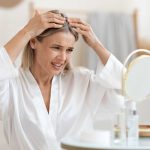 Jak często występuje łysienie typu żeńskiego u kobiet po menopauzie?