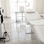 Uszkodzenie sprzętu w salonie kosmetologicznym – konsekwencje wobec pracownika